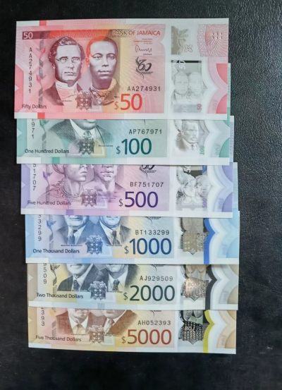 Triple S 第28期 - 2023牙买加全套塑料钞，其中50AA稀少，全新UNC
