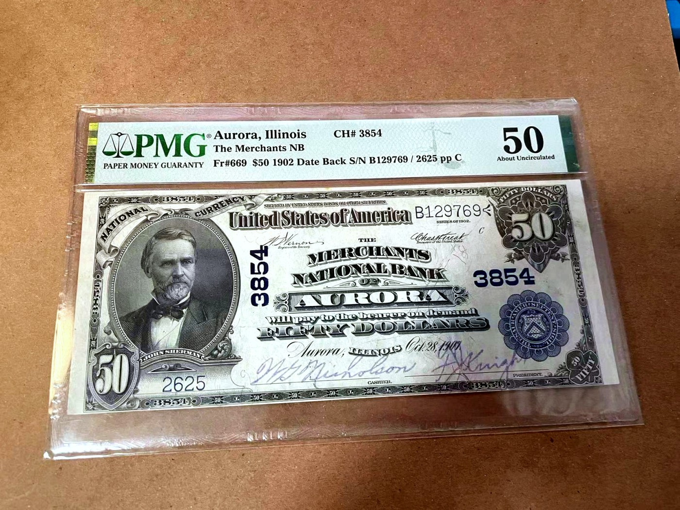 【Blue Auction】✨世界纸币精拍第454期【精】      【2625小号 手签】美国 伊利诺伊州 1902年50美金 次高值 大票幅 双面雕刻非常精美 油墨光鲜 正面人物为威廉·麦金莱总统时期的美国国务卿约翰·谢尔曼 背面大场景 露奶的缪斯女神设计非常清新甜美 工厂冒着灰烟和时代的列车标志着美国加速工业化进程 PMG50 