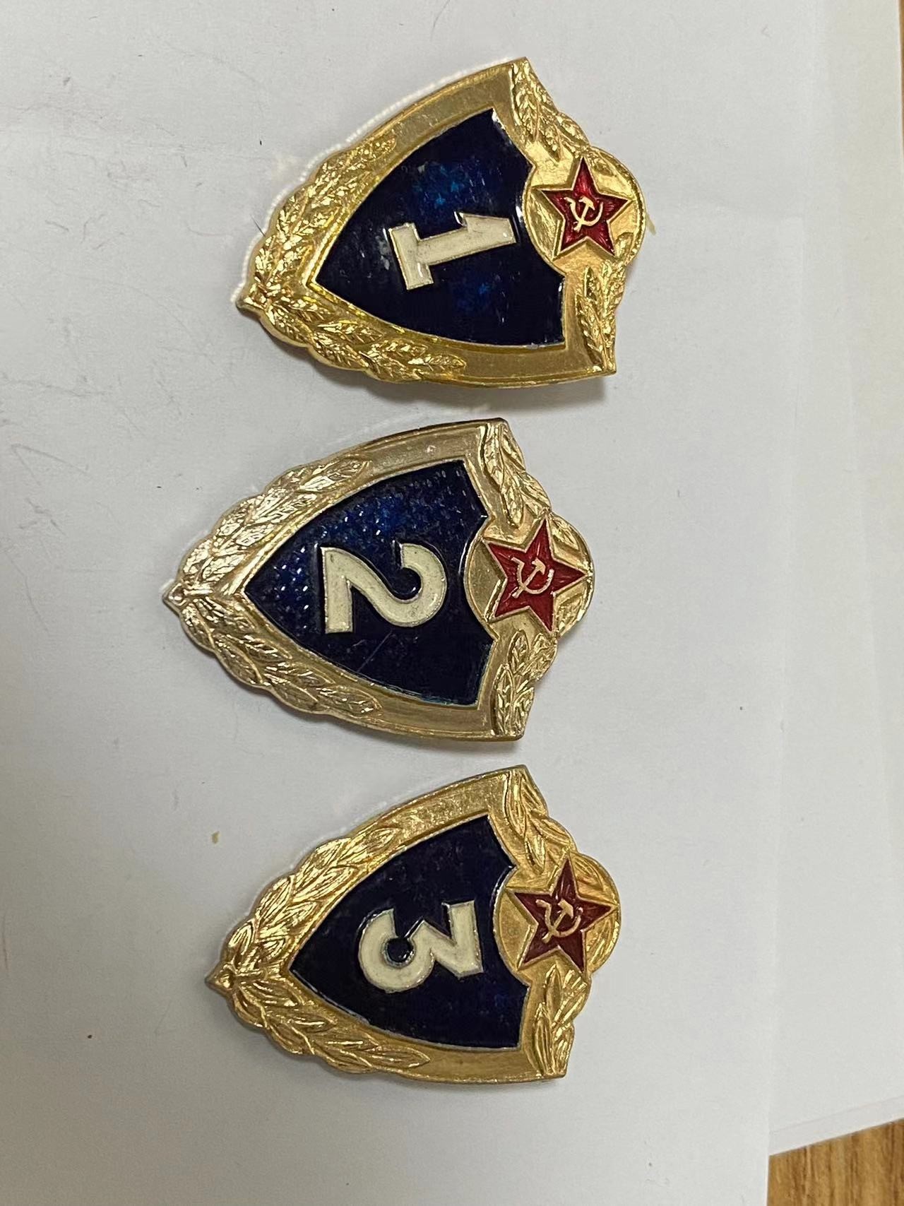 苏联旧物福利拍本次物品价值较低，只能发顺丰18元，大家看好成本，买多个的一起发更划算，也可以寄存下次买了好的一起发。拍下的需要发货的明天中午前一定付款。   苏联1,2,3级军士徽章一共三枚章