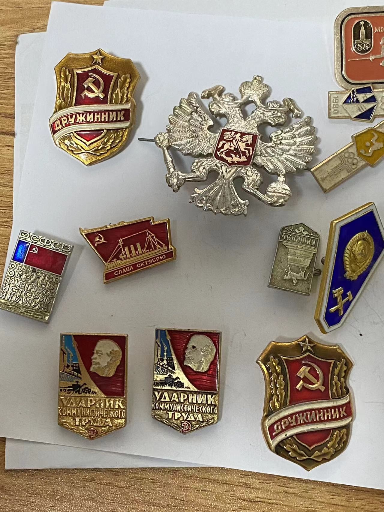 苏联旧物福利拍本次物品价值较低，只能发顺丰18元，大家看好成本，买多个的一起发更划算，也可以寄存下次买了好的一起发。拍下的需要发货的明天中午前一定付款。   苏联徽章二十个都还挺精美
