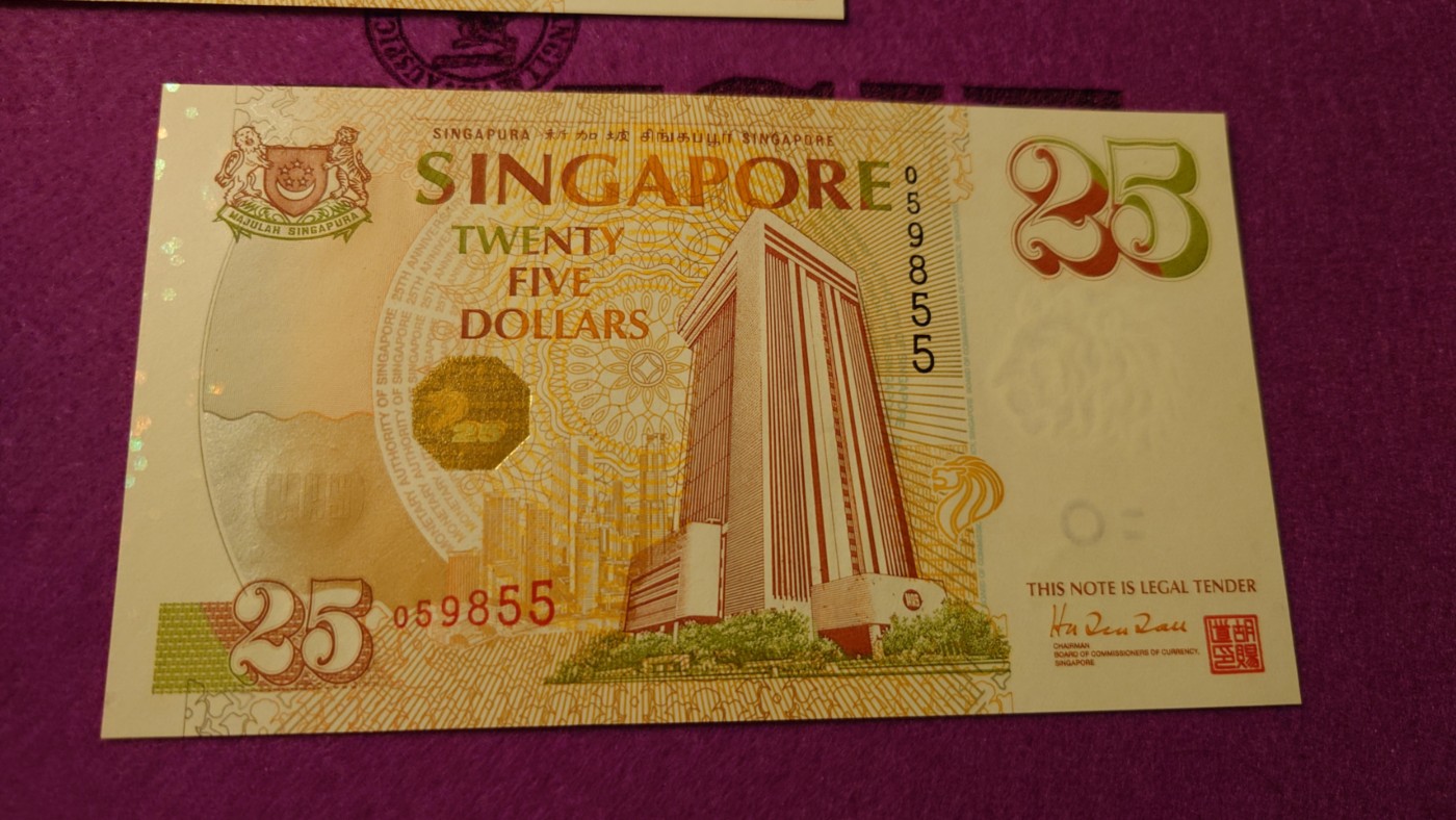 【世界钱币】精选微拍第99期暨2024年第10期  少量新品裸钞和评级币 1996年新加坡金管局成立25周年纪念钞 全新绝品无斑原装册 无47尾号855