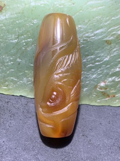 精美亚光高玉化天眼纹巴西玛瑙手工俏色巧雕鲤鱼桶珠一个 - 精美亚光高玉化天眼纹巴西玛瑙手工俏色巧雕鲤鱼桶珠一个