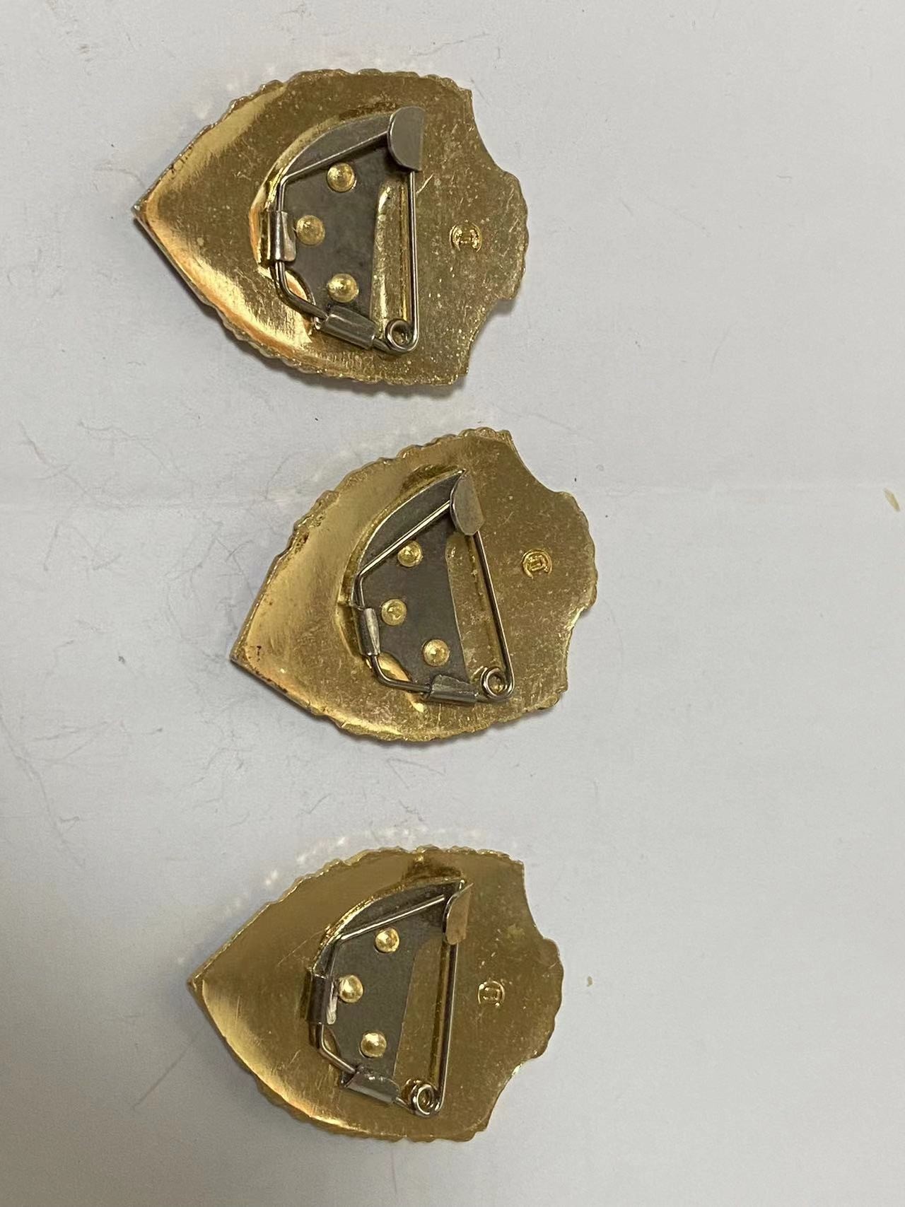 苏联旧物福利拍本次物品价值较低，只能发顺丰18元，大家看好成本，买多个的一起发更划算，也可以寄存下次买了好的一起发。拍下的需要发货的明天中午前一定付款。   苏联优秀士兵徽章三枚