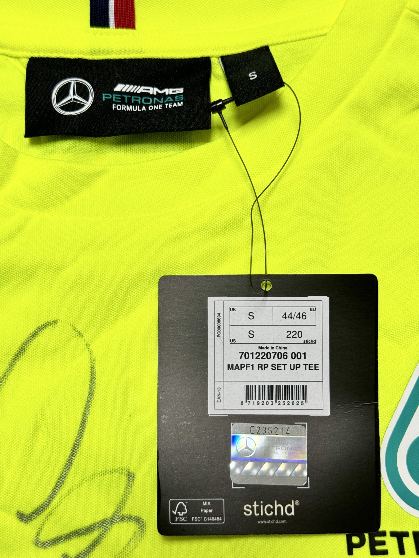 零元拍：F1七冠王刘易斯-汉密尔顿亲笔签名梅赛德斯奔驰-马石油车队官方T恤，那那那叫一个鲜亮，那那那叫一个精美，还签了自己的车号44，足够珍贵了吧？！