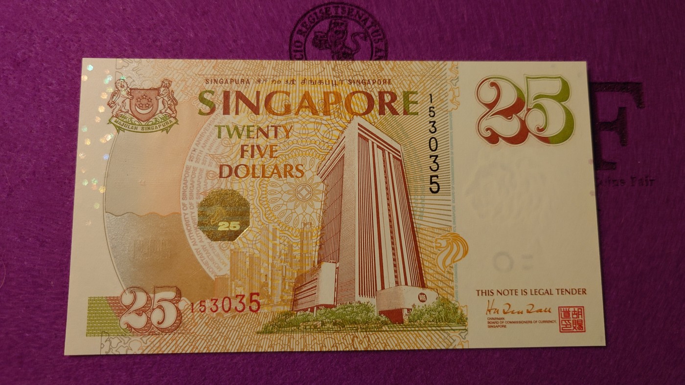 【世界钱币】精选微拍第99期暨2024年第10期  少量新品裸钞和评级币 1996年新加坡金管局成立25周年纪念钞 全新绝品无斑原装册 无47尾号153035(小雷达）)