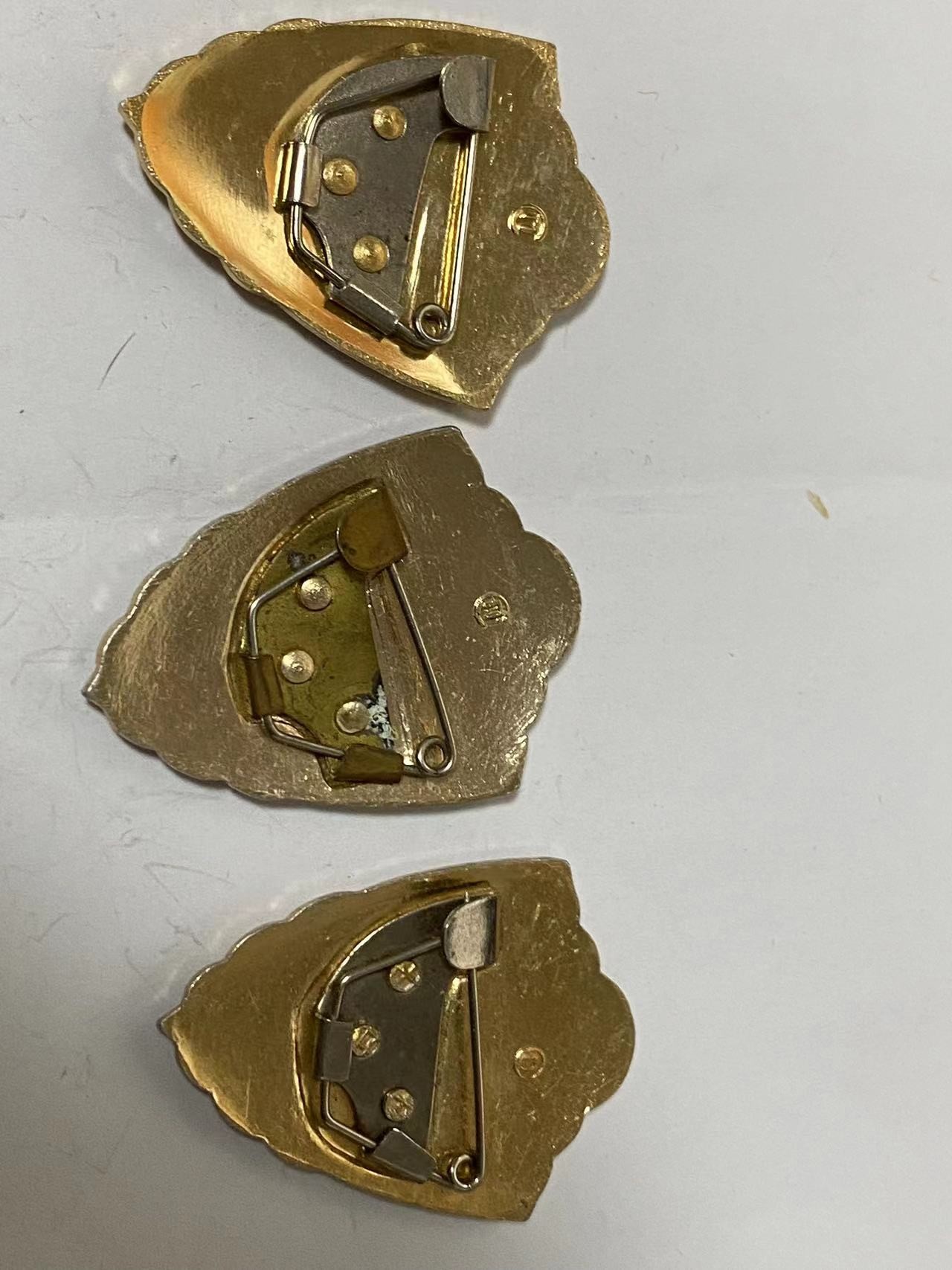 苏联旧物福利拍本次物品价值较低，只能发顺丰18元，大家看好成本，买多个的一起发更划算，也可以寄存下次买了好的一起发。拍下的需要发货的明天中午前一定付款。   苏联1,2,3级军士徽章一共三枚章