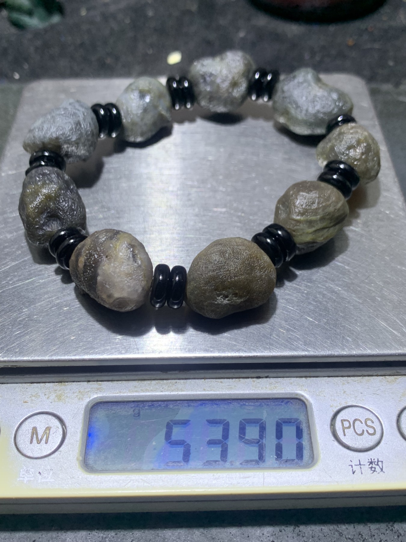 精美戈壁葡萄干筋脉石原石手串一条