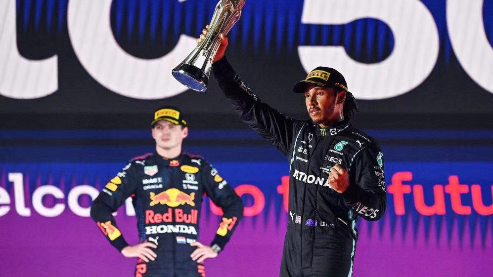 零元拍：F1七冠王刘易斯-汉密尔顿亲笔签名梅赛德斯奔驰-马石油车队官方T恤，那那那叫一个鲜亮，那那那叫一个精美，还签了自己的车号44，足够珍贵了吧？！
