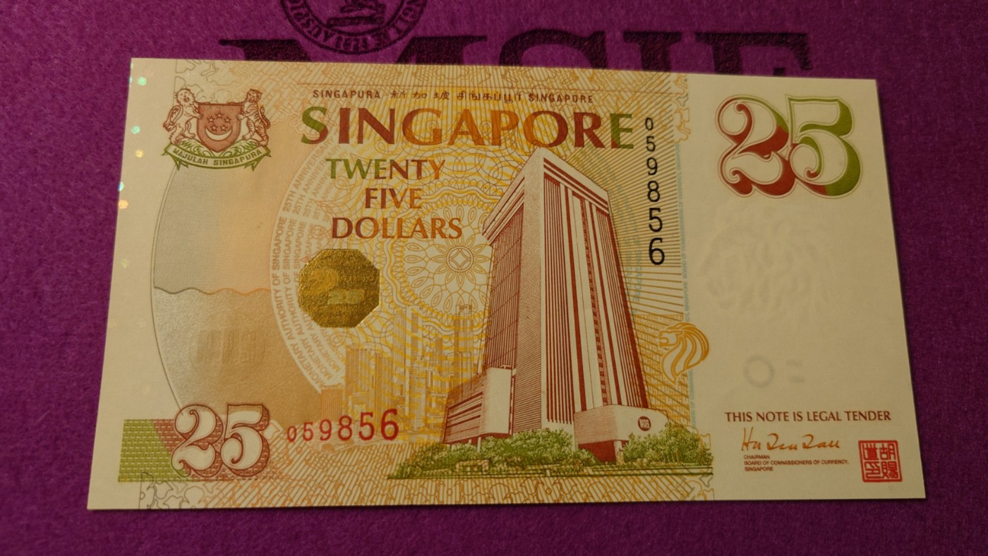 【世界钱币】精选微拍第99期暨2024年第10期  少量新品裸钞和评级币 1996年新加坡金管局成立25周年纪念钞 全新绝品无斑原装册 无47尾号856