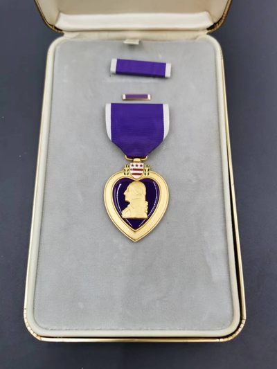 老王徽章第三十三期 - 美国紫心勋章    原盒带略和珐琅略，大全套