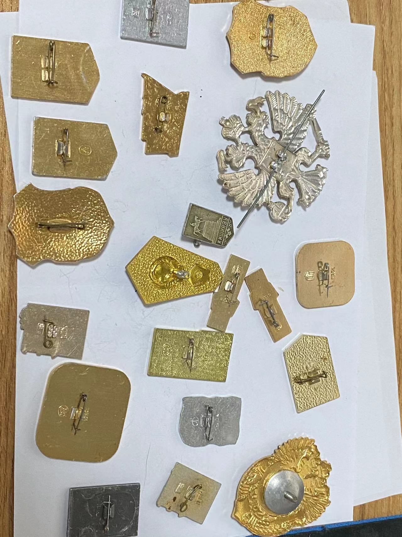 苏联旧物福利拍本次物品价值较低，只能发顺丰18元，大家看好成本，买多个的一起发更划算，也可以寄存下次买了好的一起发。拍下的需要发货的明天中午前一定付款。   苏联徽章二十个都还挺精美