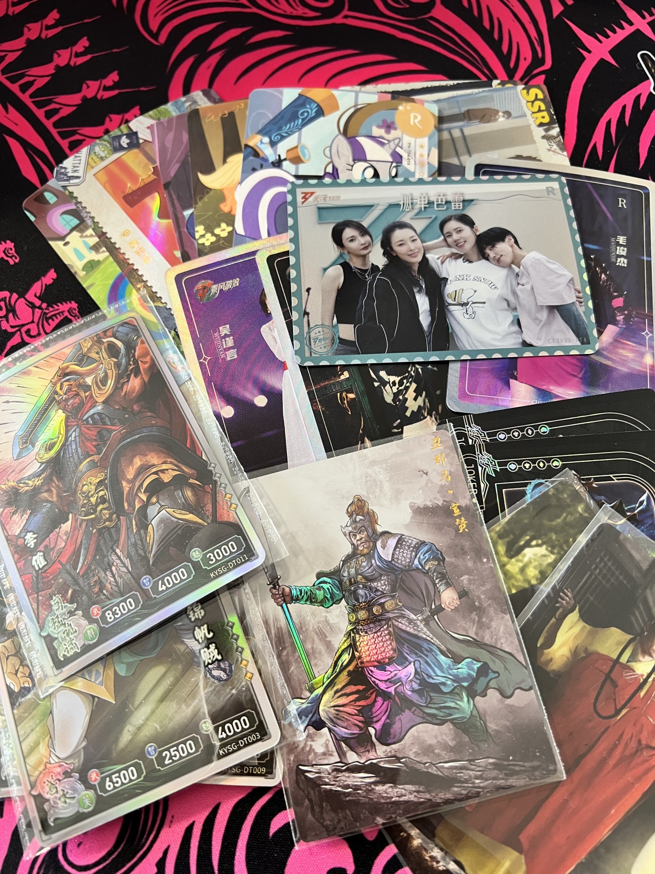 锦色铺子的卡拍 第十六期  中福第四届卡展专场 小马宝莉、浪姐、群星水浒、张建东水浒、三国杀、卡游三国 随意组合 21张