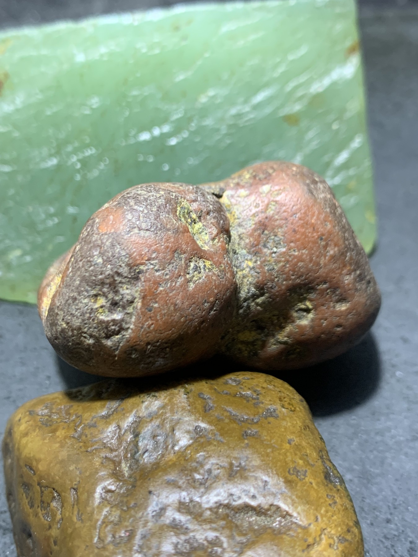 精美柿子红开窗料南红玛瑙原石一颗，
