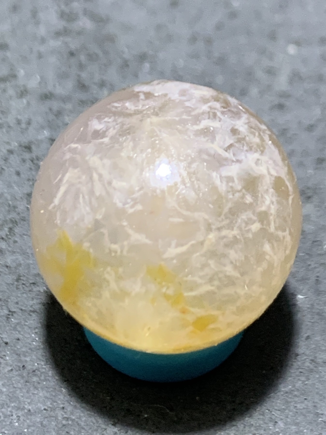 精美亚光高润度冻料飘鸡油黄蒙料战国红玛瑙手工俏色巧雕刻富贵有鱼珠一个，