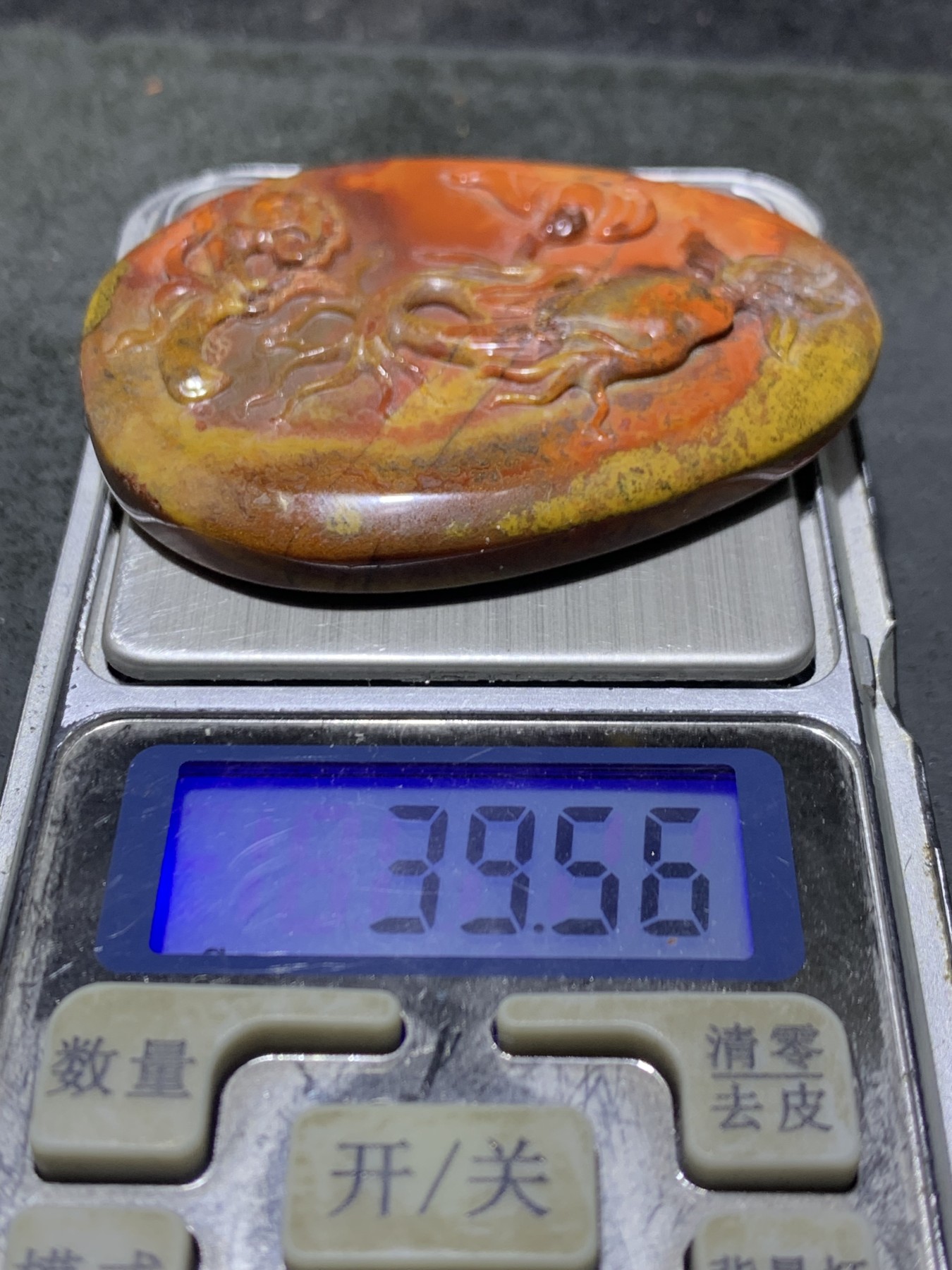 精美冰飘战国红玛瑙手工俏色巧雕蝙蝠人参大吊坠（牌子)一个，
