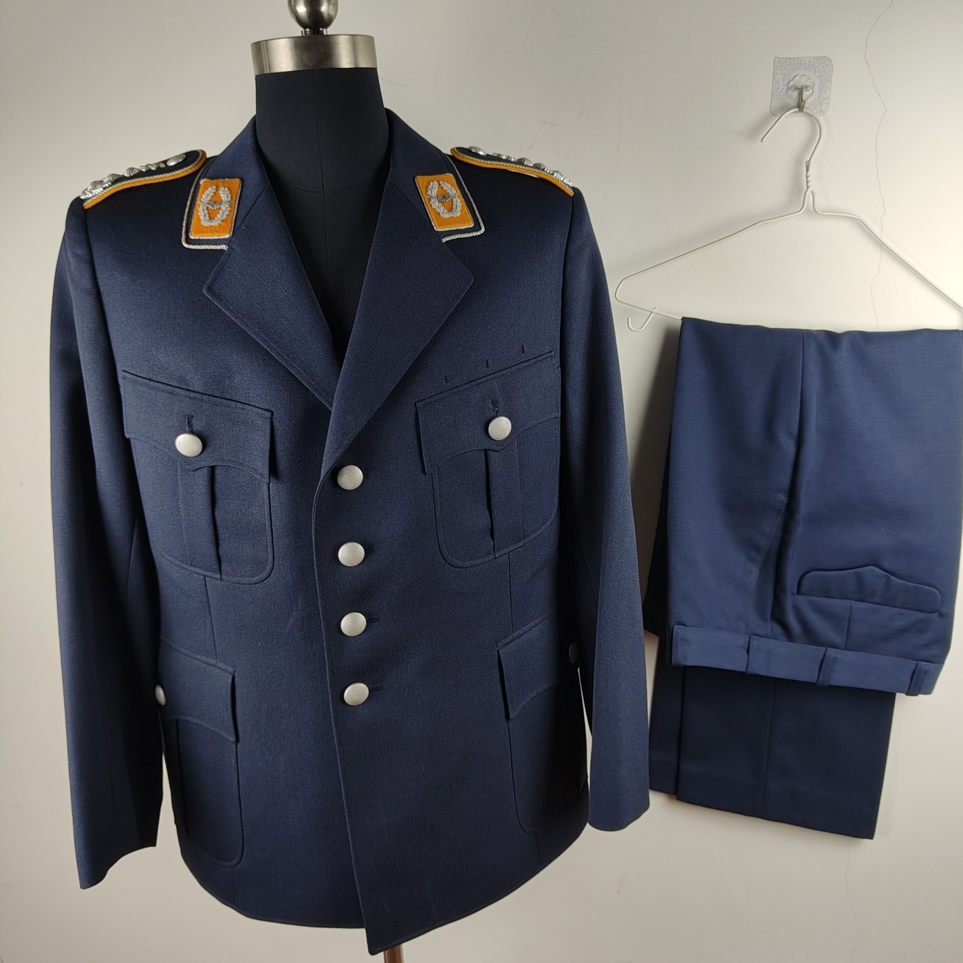 全场0元起拍 第143期 咸鱼国勋章拍卖专场 3月31日（周日）下午6：00开始 西德空军军医上校常服一套 胸围105 肩宽45 衣长73 袖长60 腰围86 裤长一百