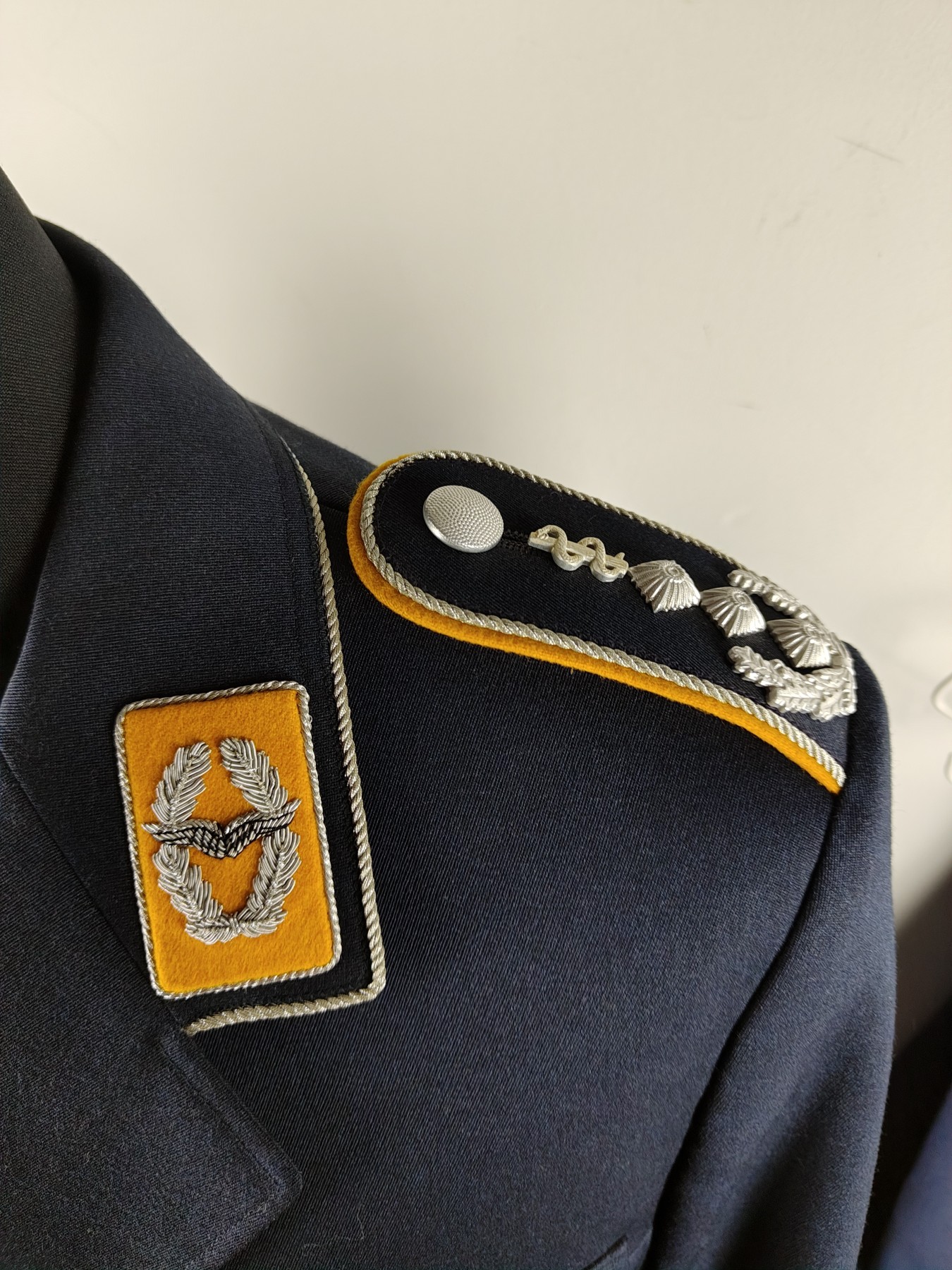 全场0元起拍 第143期 咸鱼国勋章拍卖专场 3月31日（周日）下午6：00开始 西德空军军医上校常服一套 胸围105 肩宽45 衣长73 袖长60 腰围86 裤长一百