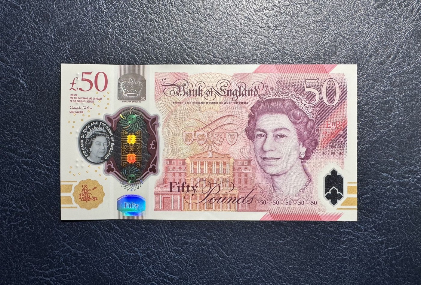 收藏联盟Quantum Auction 第334期拍卖  英国2020年50镑首发AA01冠 品相UNC 边缘有瑕疵 细节如图 号码无4 计算机学家 图灵