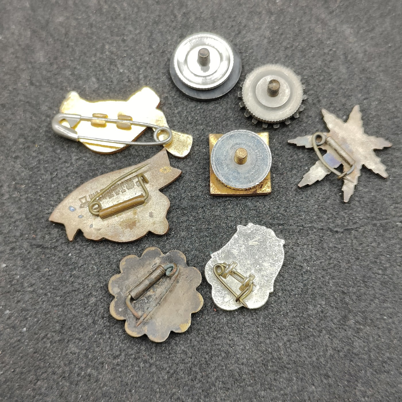 全场0元起拍 第143期 咸鱼国勋章拍卖专场 3月31日（周日）下午6：00开始 徽章一组8个