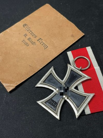 戎马世界章牌大赏第62期 - 1939 稀有辛A型二级铁十字勋章，带有原纸袋。保真，  Schinkel A类型。3厂无标，极品白油品