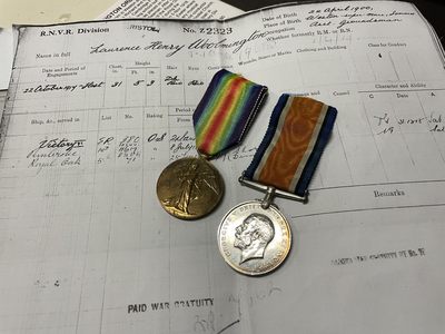 戎马世界章牌大赏第62期 - 英国一战胜利奖章套，授予海军得主，得主曾谎报年龄参军，有全套档案，一战胜利奖章品相很好，边缘五彩包浆