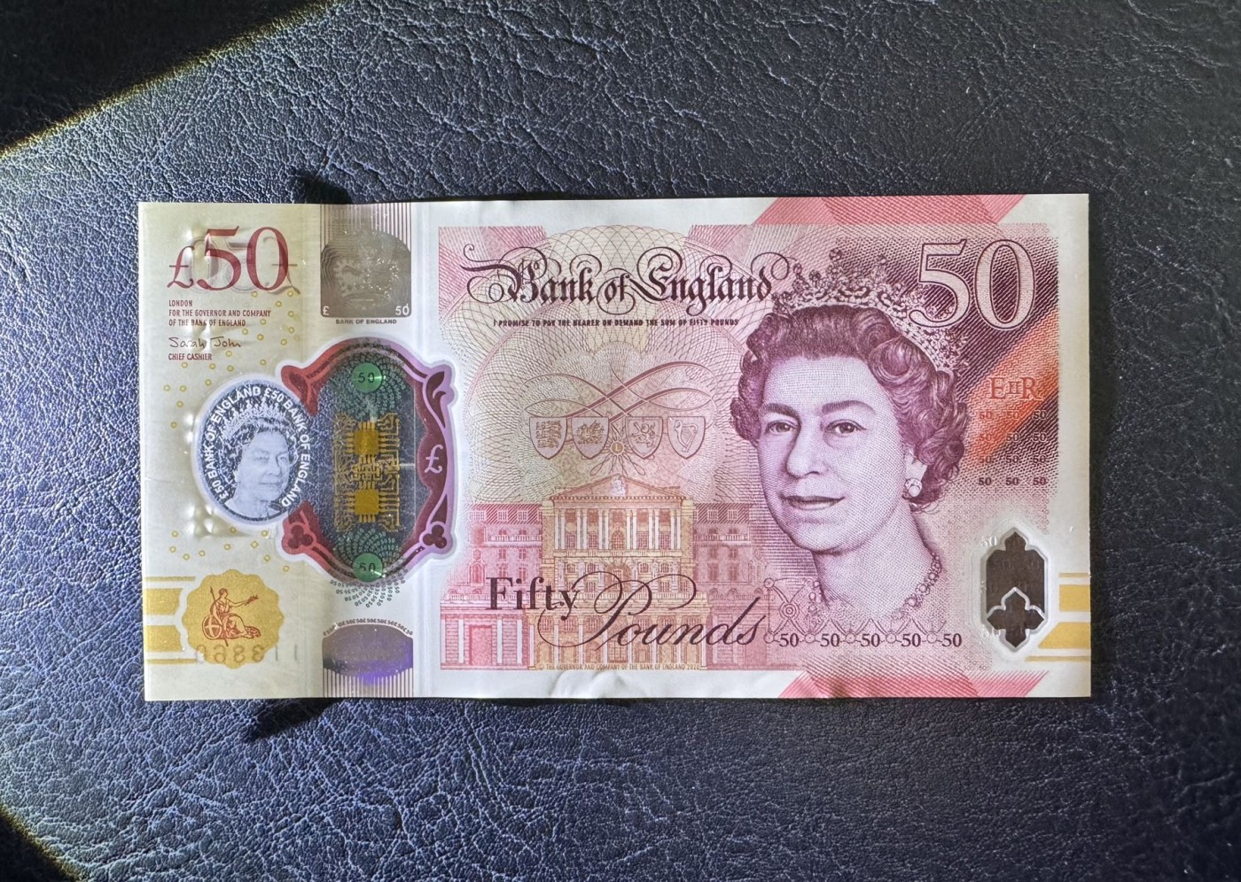 收藏联盟Quantum Auction 第334期拍卖  英国2020年50镑首发AA01冠 品相UNC 边缘有瑕疵 细节如图 号码无4 计算机学家 图灵