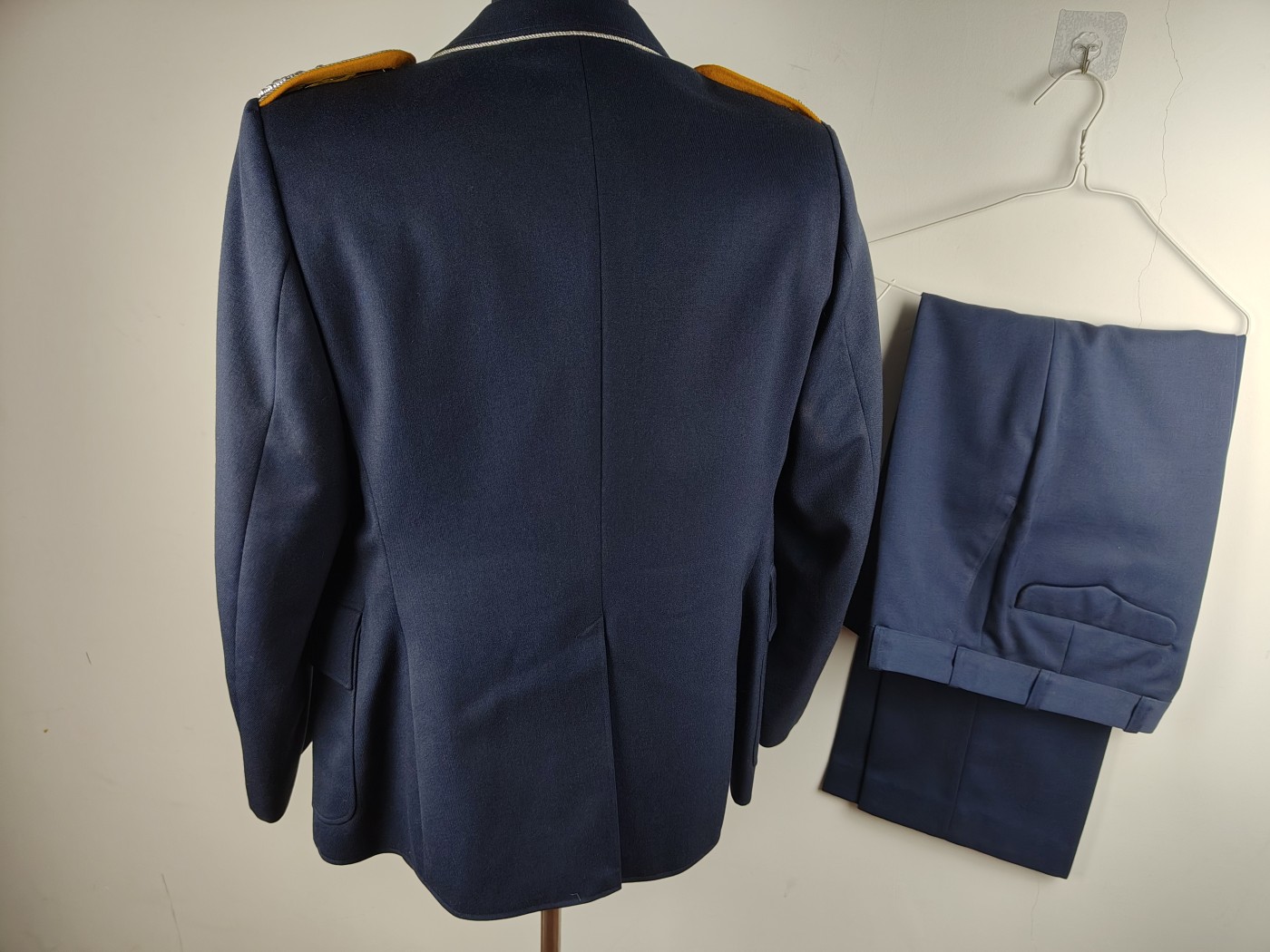 全场0元起拍 第143期 咸鱼国勋章拍卖专场 3月31日（周日）下午6：00开始 西德空军军医上校常服一套 胸围105 肩宽45 衣长73 袖长60 腰围86 裤长一百