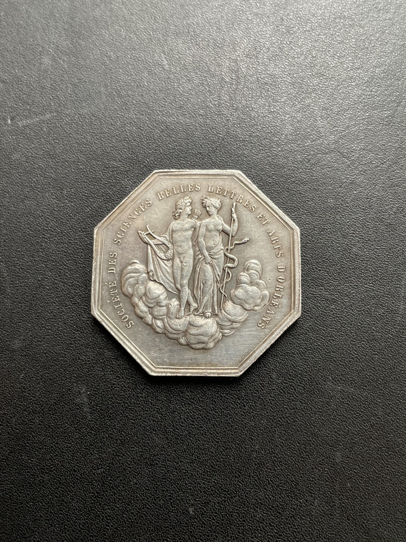 「木头集藏」章牌专场-第39期 法国奥尔良科学、文学及艺术协会银章  直径：31 mm，13.1g，边铭：蜜蜂 ARGENT （1860-1879年）