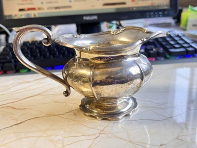【海寕潮】欧洲早期回流银器专场【每件拍品都带银标】【银价6.52/克】 - 【海寧潮】欧洲早期银质小银壶，重234克，银价大概1464.84元，高8.4厘米，带银标