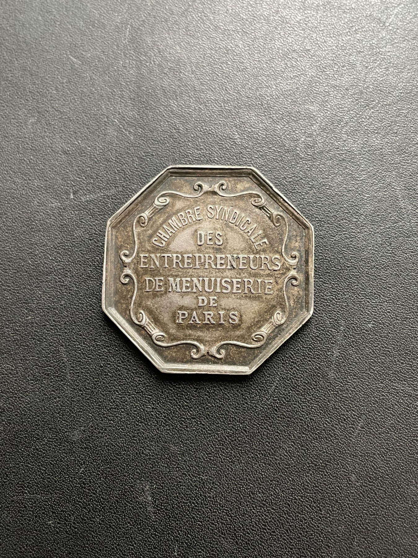 「木头集藏」章牌专场-第39期 法国巴黎木工企业联合会银章  直径：30 mm，10.3g，边铭：蜜蜂 ARGENT （1860-1879年）