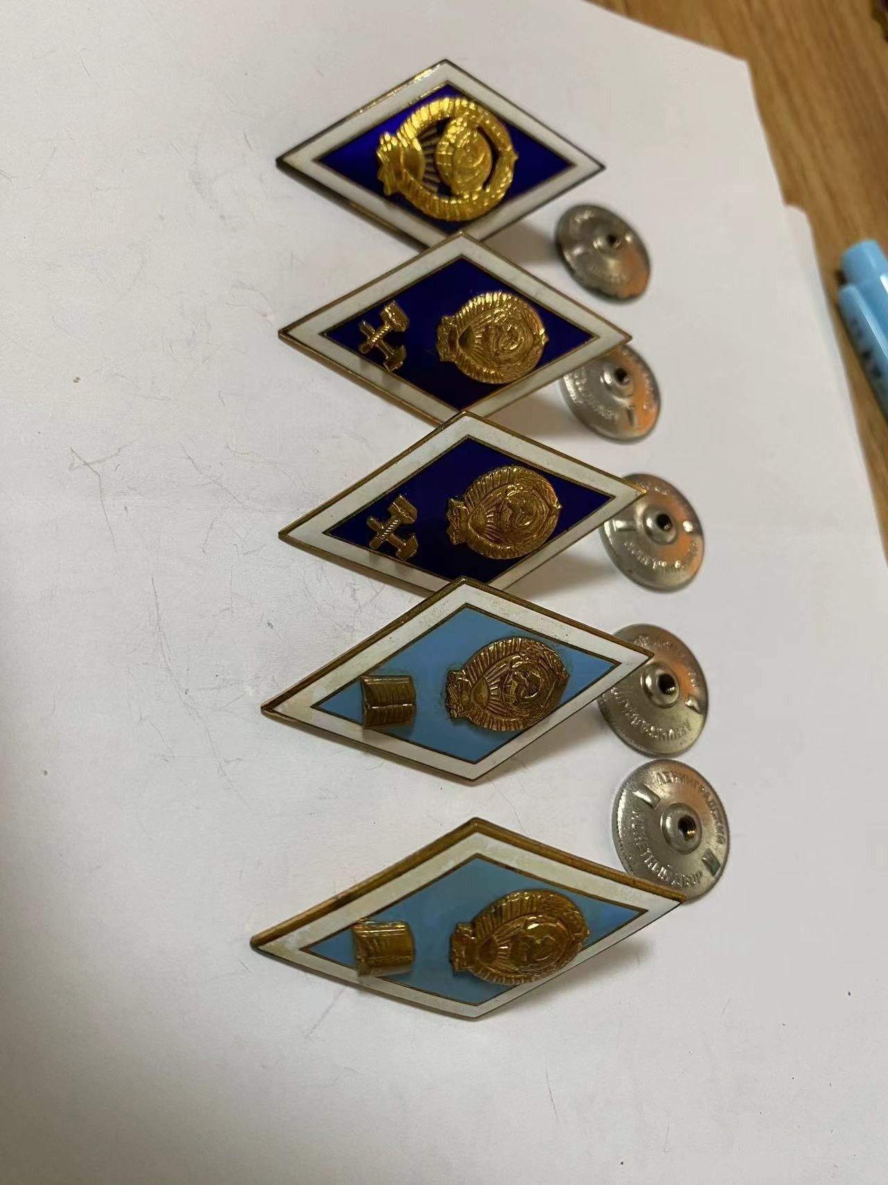 苏联勋章奖章3月28日拍卖第七期3月31日晚上九点结束 苏联中期铜质珐琅校徽五枚原配盖子 分别来自不同的三种类型学院制造厂也不同 很好的收藏