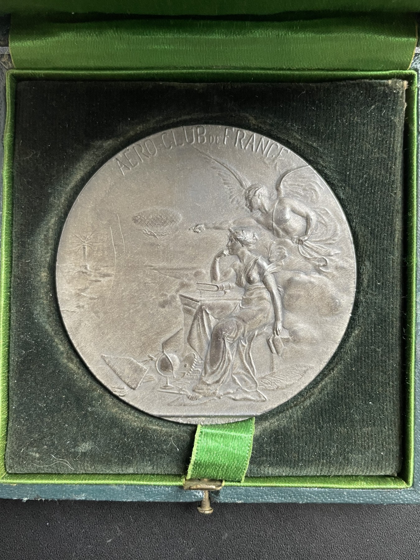 「木头集藏」章牌专场-第39期 R. Marcus～1921年法国航空俱乐部原盒银章  直径：54mm，73 g 边铭：丰饶角 1 ARGENT，少见银章，原盒正常使用。