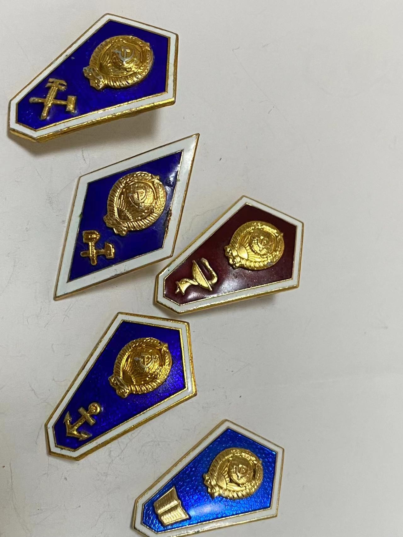 苏联勋章奖章3月28日拍卖第七期3月31日晚上九点结束 苏联校徽 后期5个铝制 一个没盖子