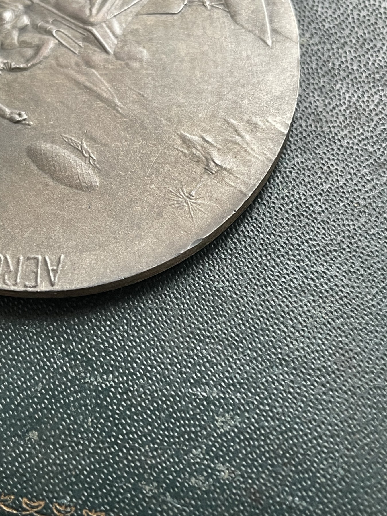 「木头集藏」章牌专场-第39期 R. Marcus～1921年法国航空俱乐部原盒银章  直径：54mm，73 g 边铭：丰饶角 1 ARGENT，少见银章，原盒正常使用。