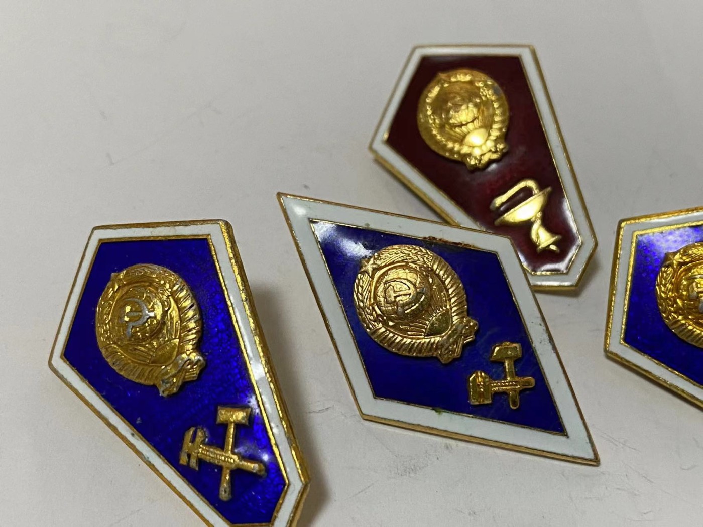 苏联勋章奖章3月28日拍卖第七期3月31日晚上九点结束 苏联校徽 后期5个铝制 一个没盖子