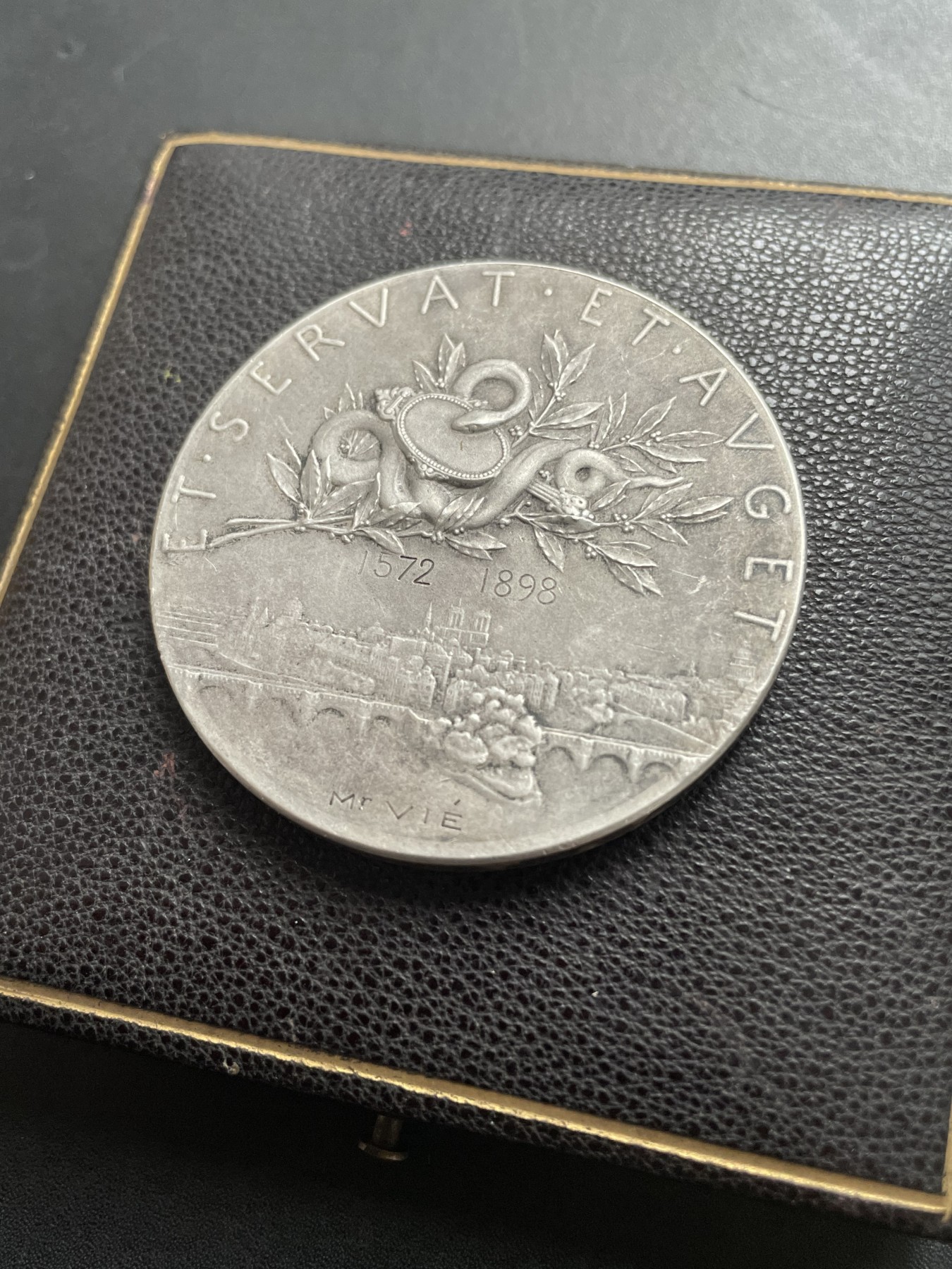 「木头集藏」章牌专场-第39期 O.Roty～法国巴黎股票经纪人原盒银章 直径：50mm,65.1g，边铭：丰饶角 ARGENT，原盒正常使用