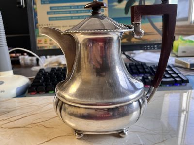 【海寕潮】拍卖第104期 - 【海寧潮】欧洲早期银质银壶茶壶，重592克，银价大概3694.6元，高20.5厘米，带银标