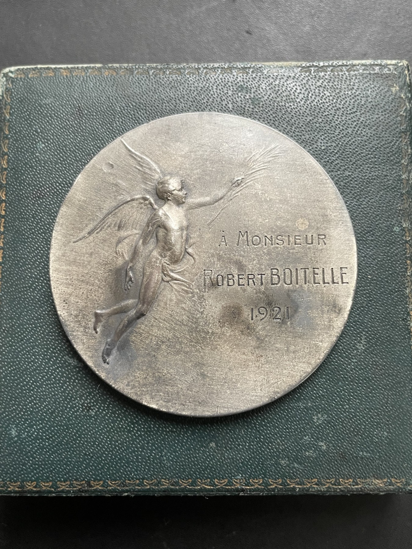 「木头集藏」章牌专场-第39期 R. Marcus～1921年法国航空俱乐部原盒银章  直径：54mm，73 g 边铭：丰饶角 1 ARGENT，少见银章，原盒正常使用。