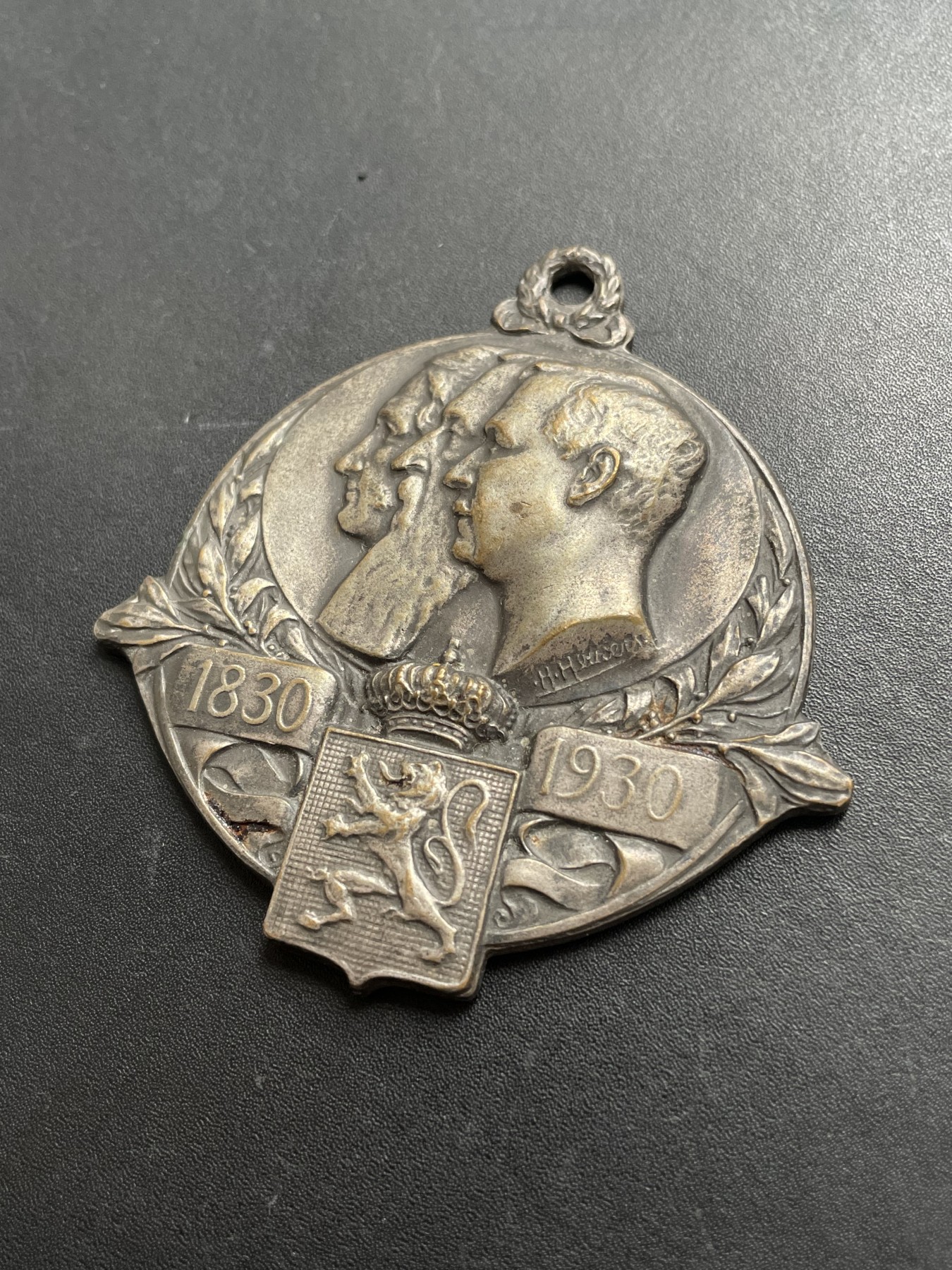 「木头集藏」章牌专场-第39期 比利时建立100周年镀银纪念大铜章  尺寸：75×69mm，