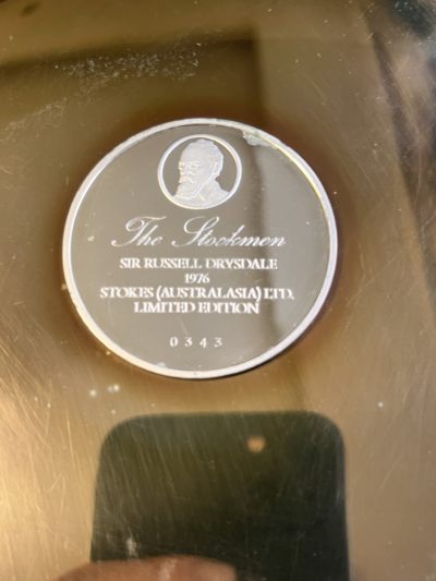 【海寧潮】1976年拉塞尔·德赖斯代尔爵士名画银质盘子-澳大利亚斯托克斯有限公司限量版，直径20.3厘米，重218克，银价大概1308元