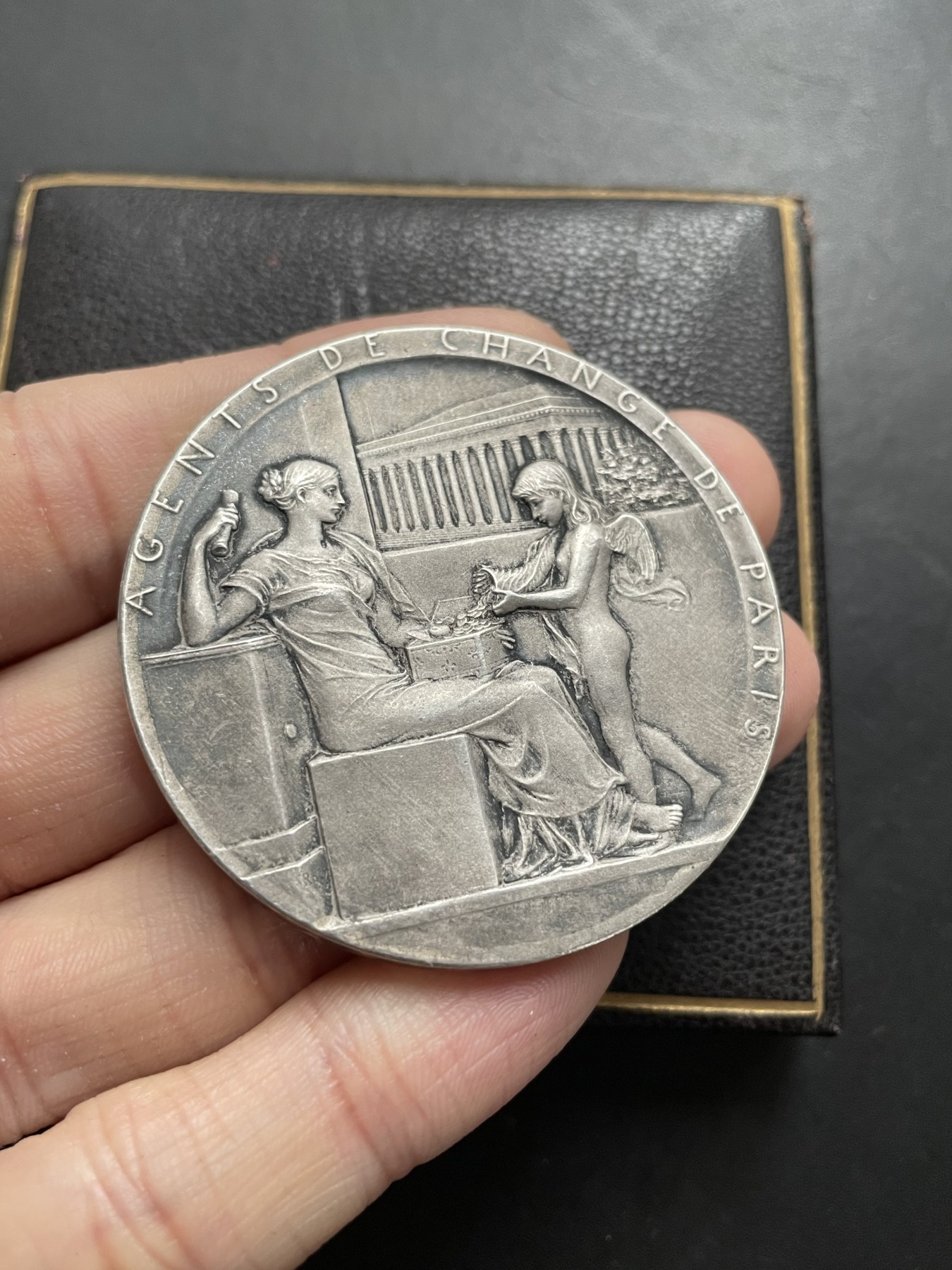 「木头集藏」章牌专场-第39期 O.Roty～法国巴黎股票经纪人原盒银章 直径：50mm,65.1g，边铭：丰饶角 ARGENT，原盒正常使用