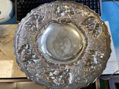 【海寧潮】欧洲早期手工雕花银质水果盘子，重754克，银价大概4524元，直径大致35厘米，带银标