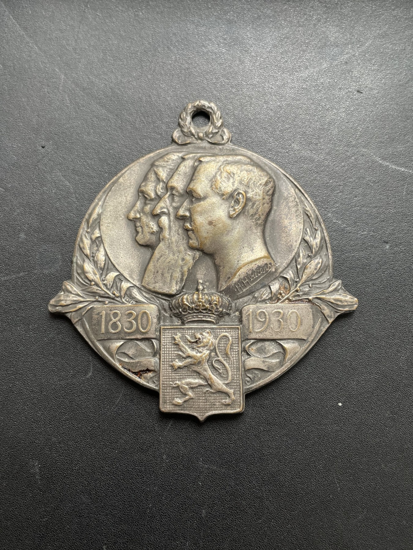 「木头集藏」章牌专场-第39期 比利时建立100周年镀银纪念大铜章  尺寸：75×69mm，