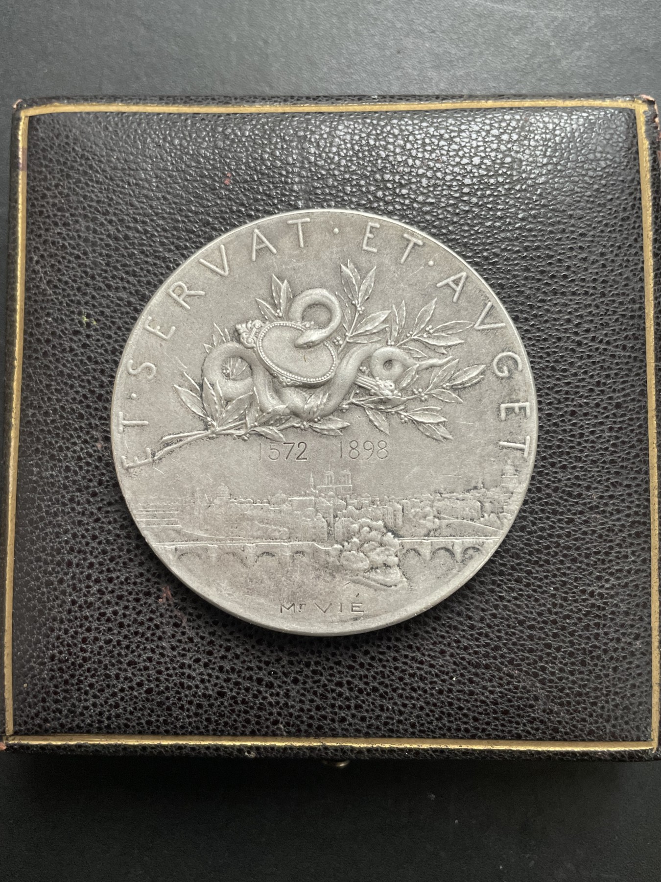 「木头集藏」章牌专场-第39期 O.Roty～法国巴黎股票经纪人原盒银章 直径：50mm,65.1g，边铭：丰饶角 ARGENT，原盒正常使用