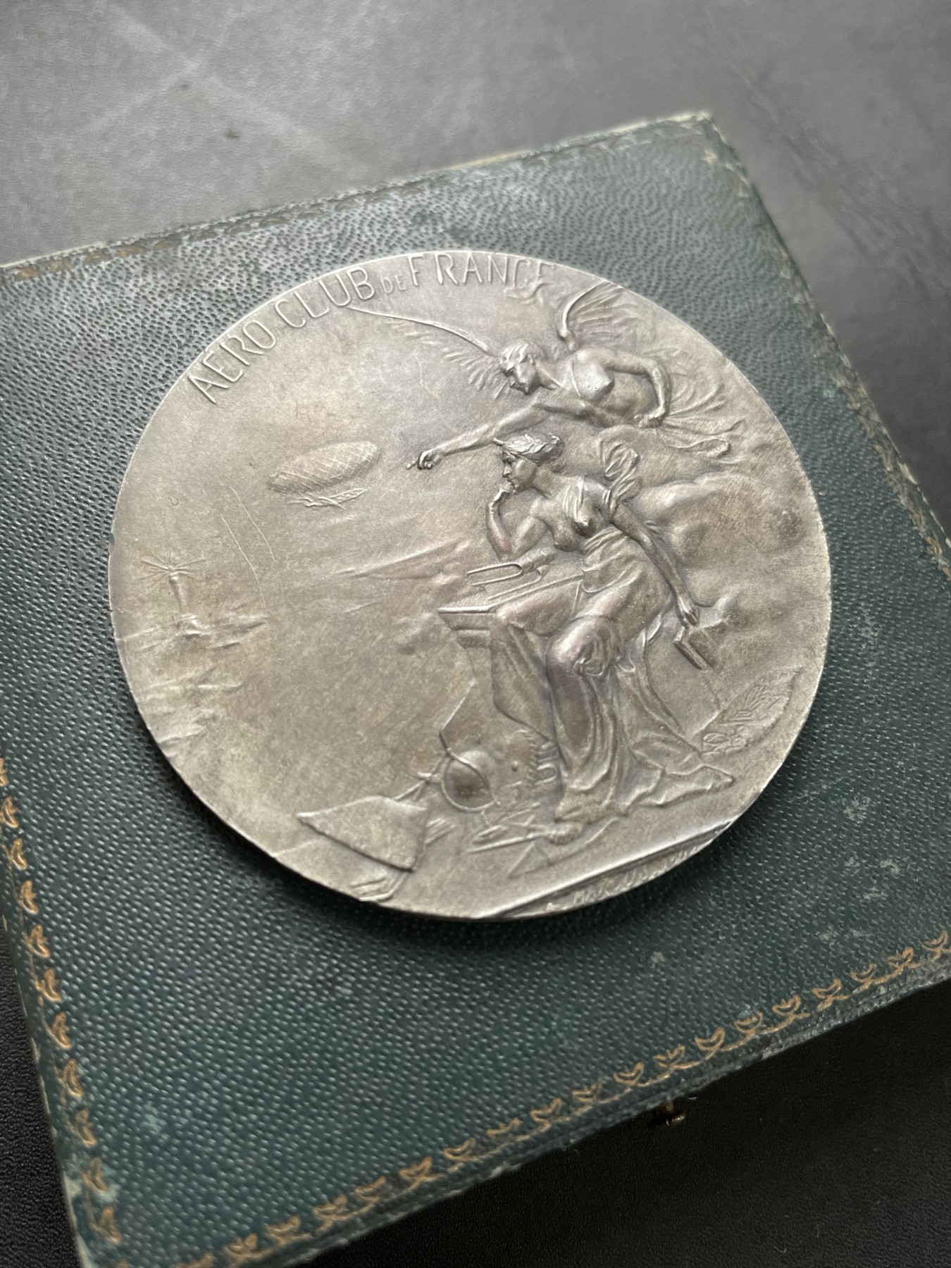 「木头集藏」章牌专场-第39期 R. Marcus～1921年法国航空俱乐部原盒银章  直径：54mm，73 g 边铭：丰饶角 1 ARGENT，少见银章，原盒正常使用。