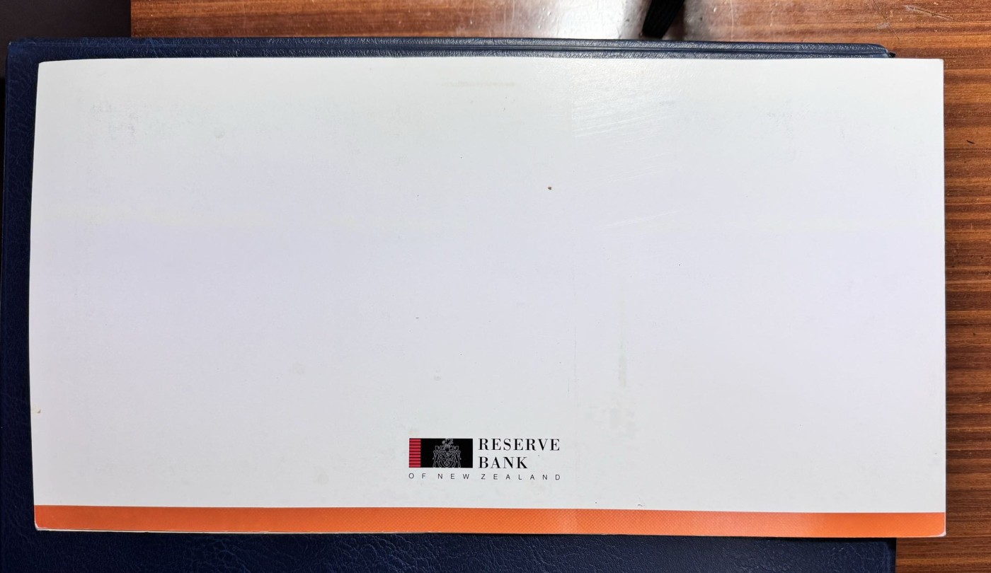 收藏联盟Quantum Auction 第334期拍卖  新西兰1992年5元AA首发冠四连体(含原版册) 品相UNC  票面有滚轮印  希拉里爵士