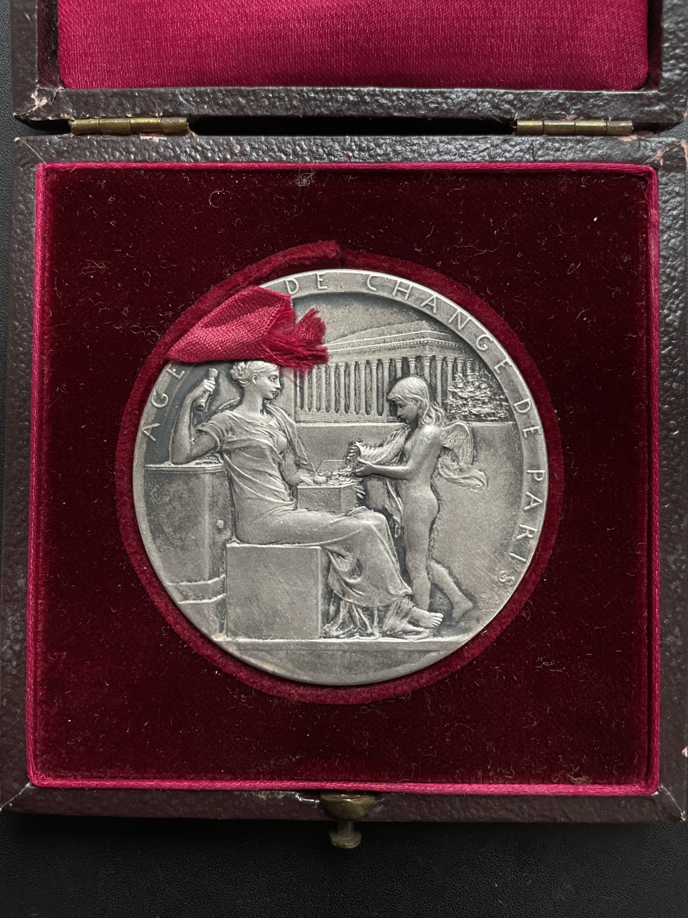 「木头集藏」章牌专场-第39期 O.Roty～法国巴黎股票经纪人原盒银章 直径：50mm,65.1g，边铭：丰饶角 ARGENT，原盒正常使用