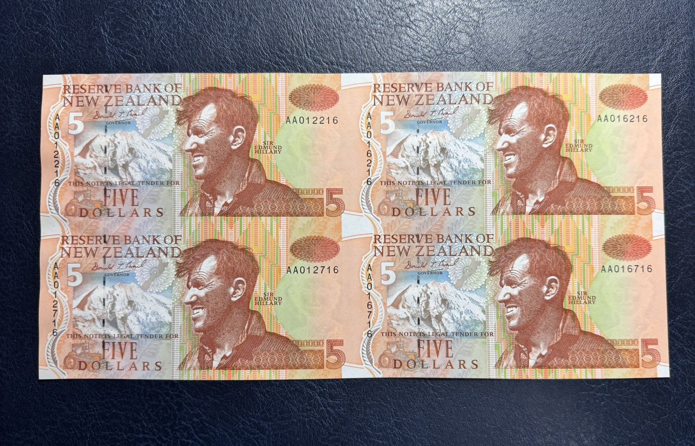 收藏联盟Quantum Auction 第334期拍卖  新西兰1992年5元AA首发冠四连体(含原版册) 品相UNC  票面有滚轮印  希拉里爵士