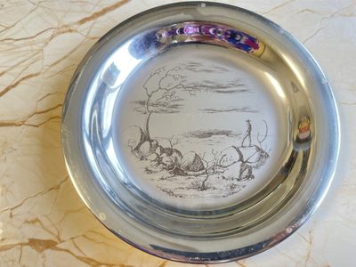 【海寕潮】欧洲早期回流银器专场【每件拍品都带银标】【银价6.52/克】 - 【海寧潮】1973年拉塞尔·德赖斯代尔爵士名画银质盘子-澳大利亚斯托克斯有限公司限量版，直径20.3厘米，重217克，银价大概1414.84元