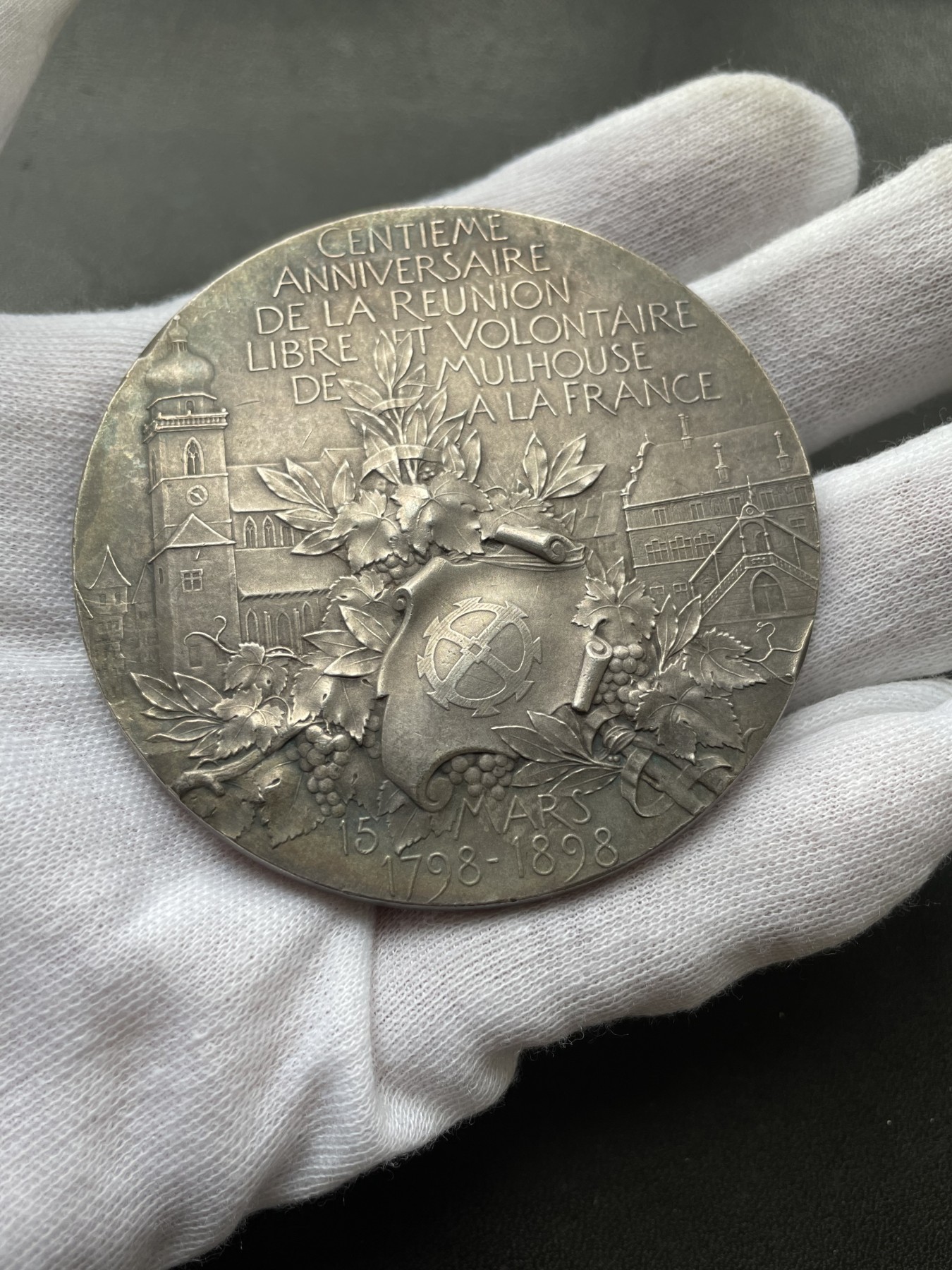 「木头集藏」章牌专场-第39期 F.Vernon～1898米卢斯加入法兰西百年纪念镀银大铜章 直径： 68 mm，146.9 g ，边铭：丰饶角 BRONZE